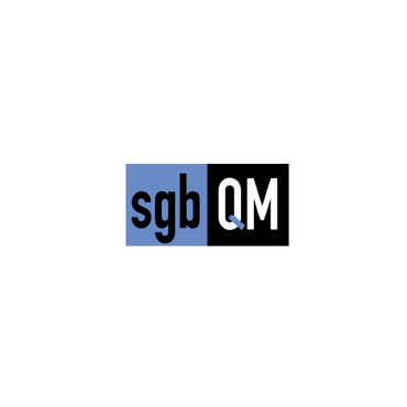 Logo von sgb QM in Blau und Schwarz mit geteiltem Hintergrund