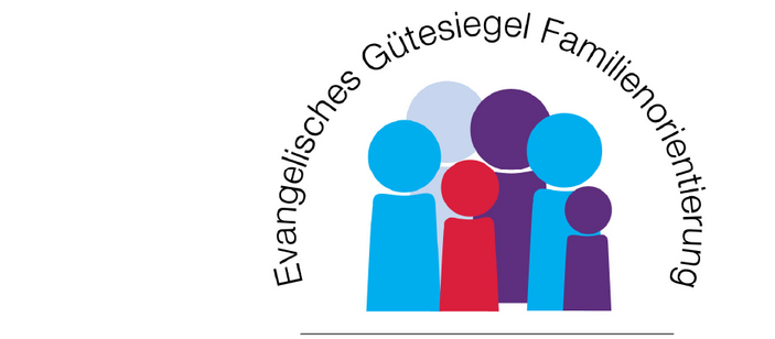 Logo des Evangelischen Gütesiegels Familienorientierung mit stilisierten Figuren in Blau, Rot und Lila, die eine Familie symbolisieren