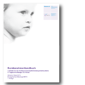 Titelblatt des Bundesrahmenhandbuchs für Qualitätsmanagementsysteme in Kindertageseinrichtungen mit schwarz-weißem Bild eines Kindes im Hintergrund